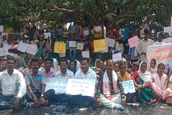 गोईलकेरा : शिक्षा व्यवस्था के खिलाफ ग्रामीणों का प्रदर्शन, प्रखंड कार्यालय पहुंच जताया रोष