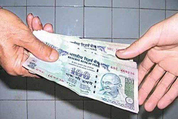 हजारीबाग : मजदूर का शव लेकर आई एंबुलेंस व ठेकेदार को ग्रामीणों ने बनाया बंधक, 16 लाख मुआवजा मिलने पर छोड़ा