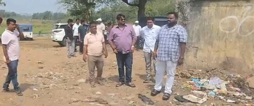 चक्रधरपुर : डंपिंग यार्ड में आग लगने से लोग परेशान ,नगर परिषद व उपाध्यक्ष ने लिया जायजा