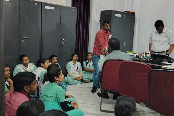 RU : में नर्सिंग छात्राओं  ने डिप्टी रजिस्ट्रार को बनाया बंधक, प्रशासनिक भवन में तालाबंदी