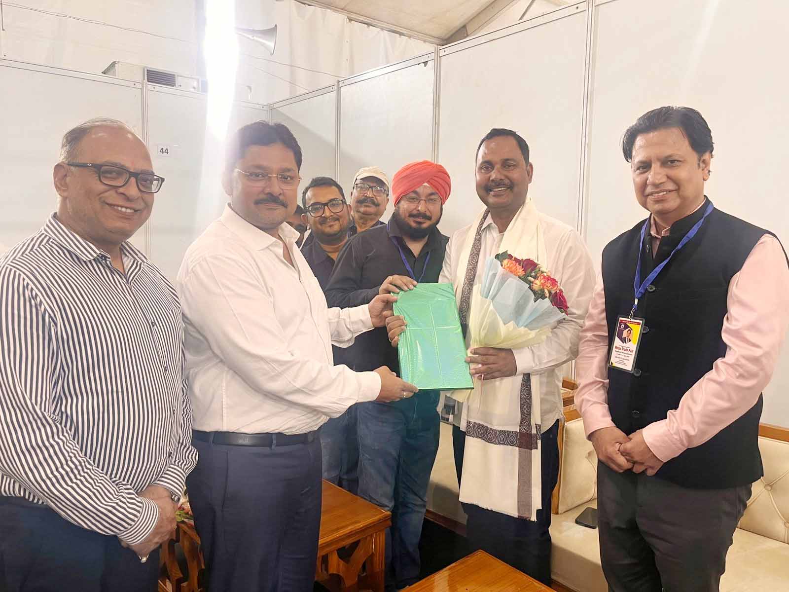 रांची : मेगा ट्रेड फेयर में उमड़ी भीड़, देश-विदेश के उत्पादों की जमकर हो रही खरीदारी