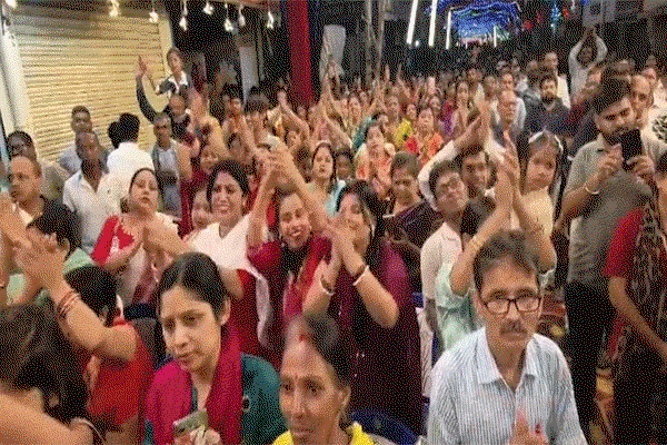 गिरिडीह: संतोषी माता मंदिर महोत्सव में उमड़ी आस्था की भीड़,कलाकारों ने पेश की झांकी