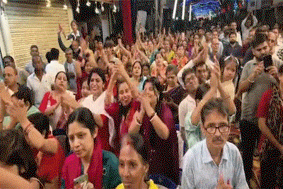 गिरिडीह: संतोषी माता मंदिर महोत्सव में उमड़ी आस्था की भीड़,कलाकारों ने पेश की झांकी