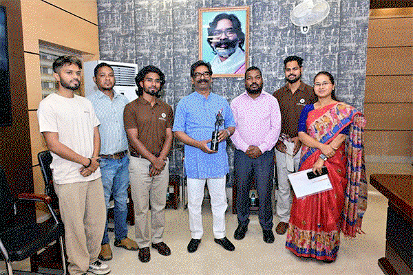 सीएम से मिले आदिनिवास के प्रतिनिधि, डिजिटल ऐप लॉन्चिंग का दिया न्यौता