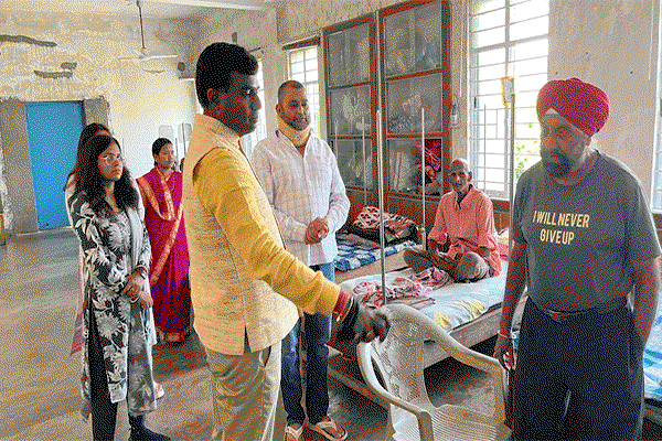 रांची : ओल्ड एज होम के बुजुर्गों से मिले डीसी,अस्वस्थ वृद्धों के इलाज के दिए निर्देश