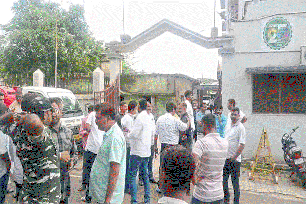 Jamshedpur News : नगर निगम में ठेकेदारों का प्रदर्शन, अधिकारियों पर कमीशनखोरी का आरोप