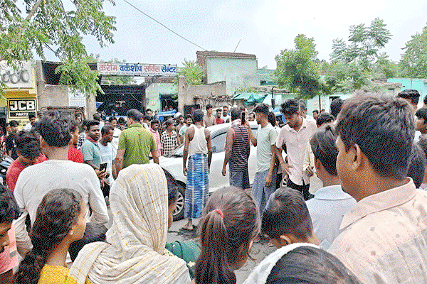 Jamtara News : पिकअप वैन की टक्कर से बाइक सवार दो युवकों की मौत, आक्रोशितों  ने किया सड़क जाम
