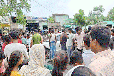 Jamtara News : पिकअप वैन की टक्कर से बाइक सवार दो युवकों की मौत, आक्रोशितों  ने किया सड़क जाम