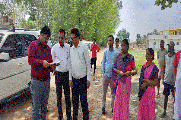 Latehar  News : डीसी ने चुनाव पाठशाला की बैठक का निरीक्षण किया