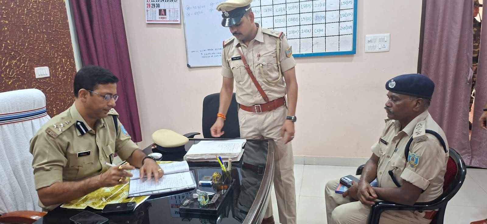 Garhwa : DIG किशोर कौशल ने मेराल थाना का किया निरीक्षण, लंबित मामलों के शीघ्र निष्पादन के दिए निर्देश