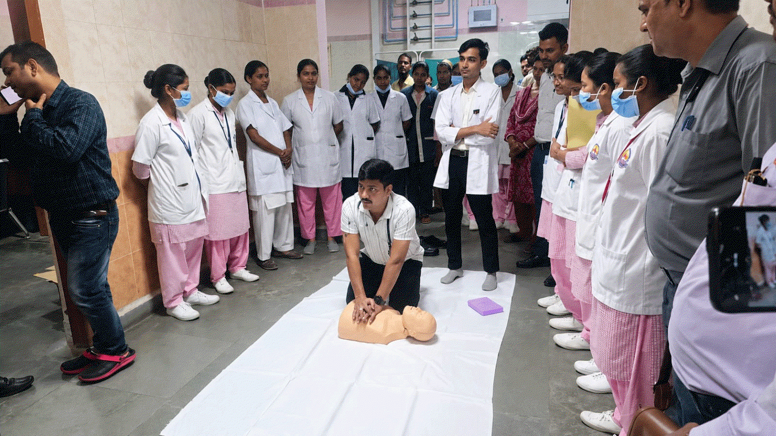 सदर अस्पताल के कार्डियोलॉजी विभाग में प्रशिक्षण कार्यक्रम, दी गई CPR की ट्रेनिंग