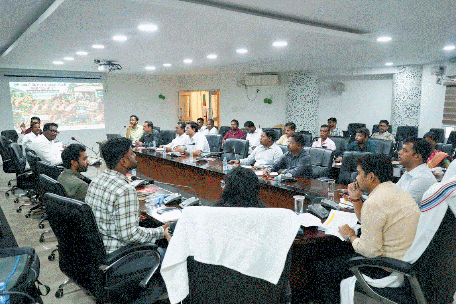 Chaibasa News : डीसी ने वोकल फॉर लोकल की अवधारणा को अपनाने का दिया निर्देश