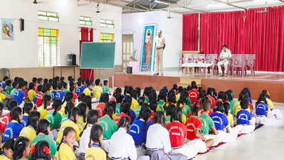 ड्राइविंग के दौरान मोबाइल से रहें दूर, रांची ट्रैफिक पुलिस ने छात्रों को किया जागरूक
