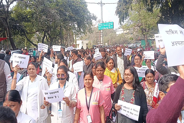 सदर अस्पताल बाउंड्री वॉल विवाद गहराया: आमने-सामने स्वास्थ्यकर्मी व अधिवक्ता, असमंजस में प्रशासन