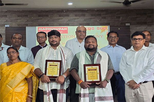 चक्रधरपुर : मधुसूदन स्कूल में नगर परिषद अध्यक्ष व उपाध्यक्ष सम्मानित