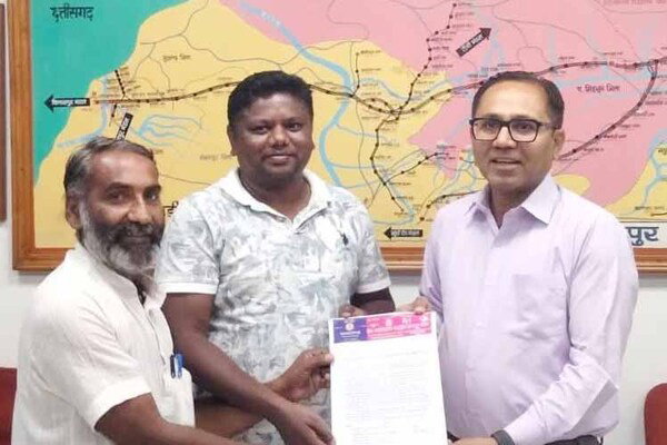 चक्रधरपुर रेल मंडल के DRM से मिले विधायक जगत माझी व अंबेडकर राष्ट्रीय एकता मंच के सदस्य