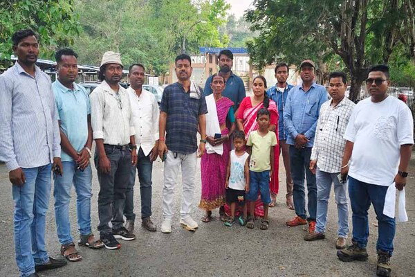जादूगोड़ा : यूसिल के दो ठेका कर्मियों की मौत के बदले नौकरी को लेकर धरने पर बैठे परिजन