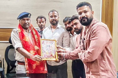 पश्चिम हनुमान मंदिर समिति ने सुखदेवनगर थाना प्रभारी को किया सम्मानित