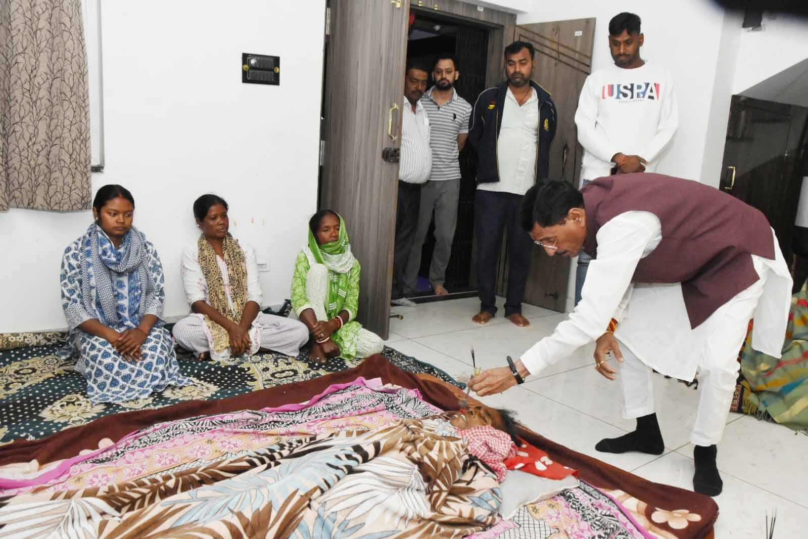 मेयर रोशनी खलखो की मां का निधन, संजय सेठ ने घर पहुंचकर जताई संवेदना