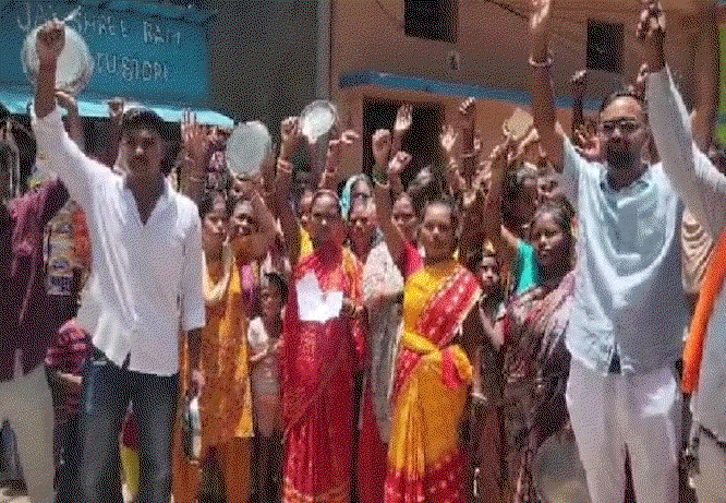 Jamshedpur News : मानगो में मकान खाली करने के नोटिस पर बढ़ा विवाद,थाली-चम्मच बजाकर लोगों ने जताया विरोध