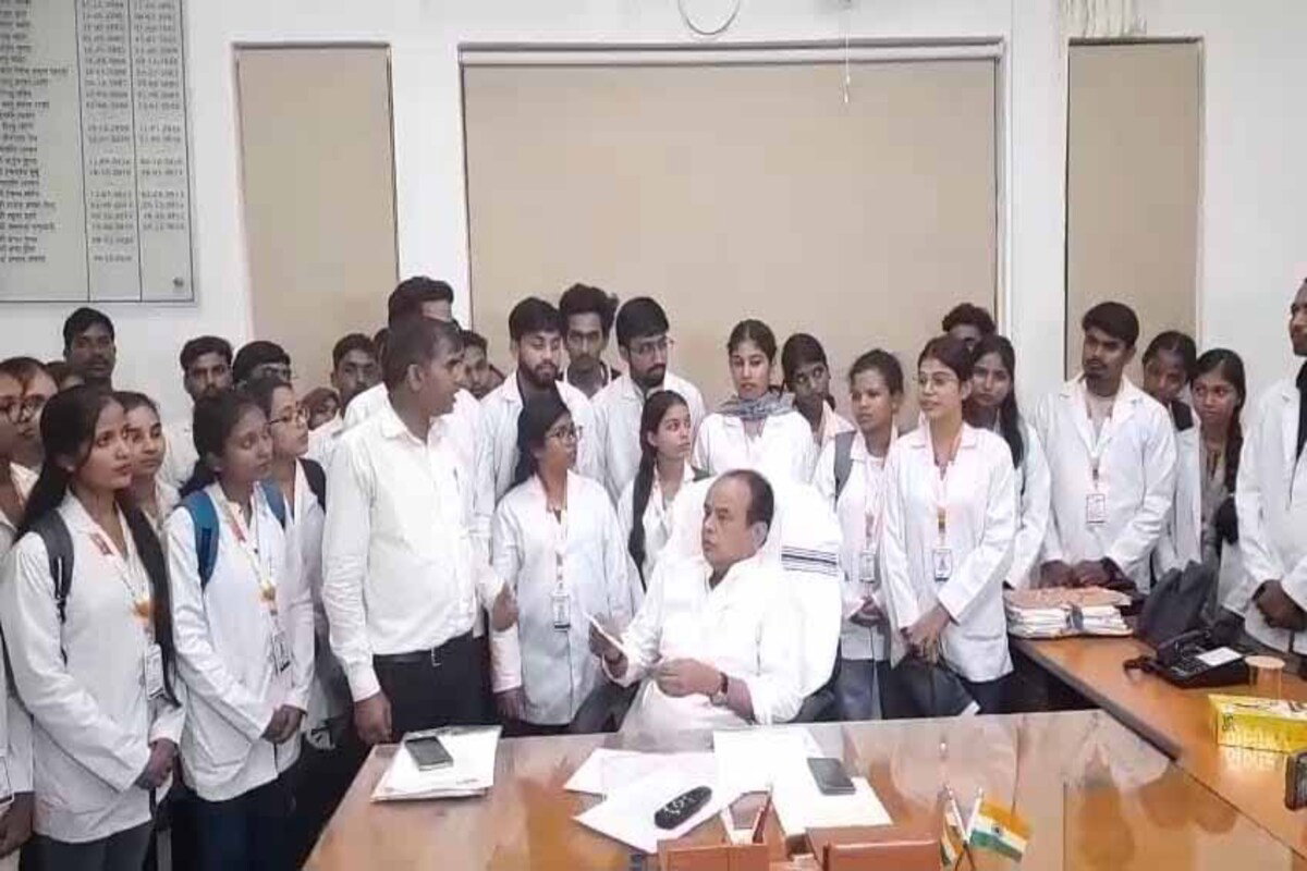 Ranchi : MGM मेडिकल कॉलेज में हॉस्टल की कमी को लेकर नेपाल हाउस के बाहर छात्रों का प्रदर्शन
