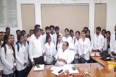 Ranchi : MGM मेडिकल कॉलेज में हॉस्टल की कमी को लेकर नेपाल हाउस के बाहर छात्रों का प्रदर्शन