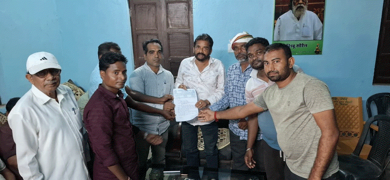 Baharagora News : पंचायत सहायकों ने विधायक से की मुलकात, दो सूत्री मांगों पर सौंपा पत्र