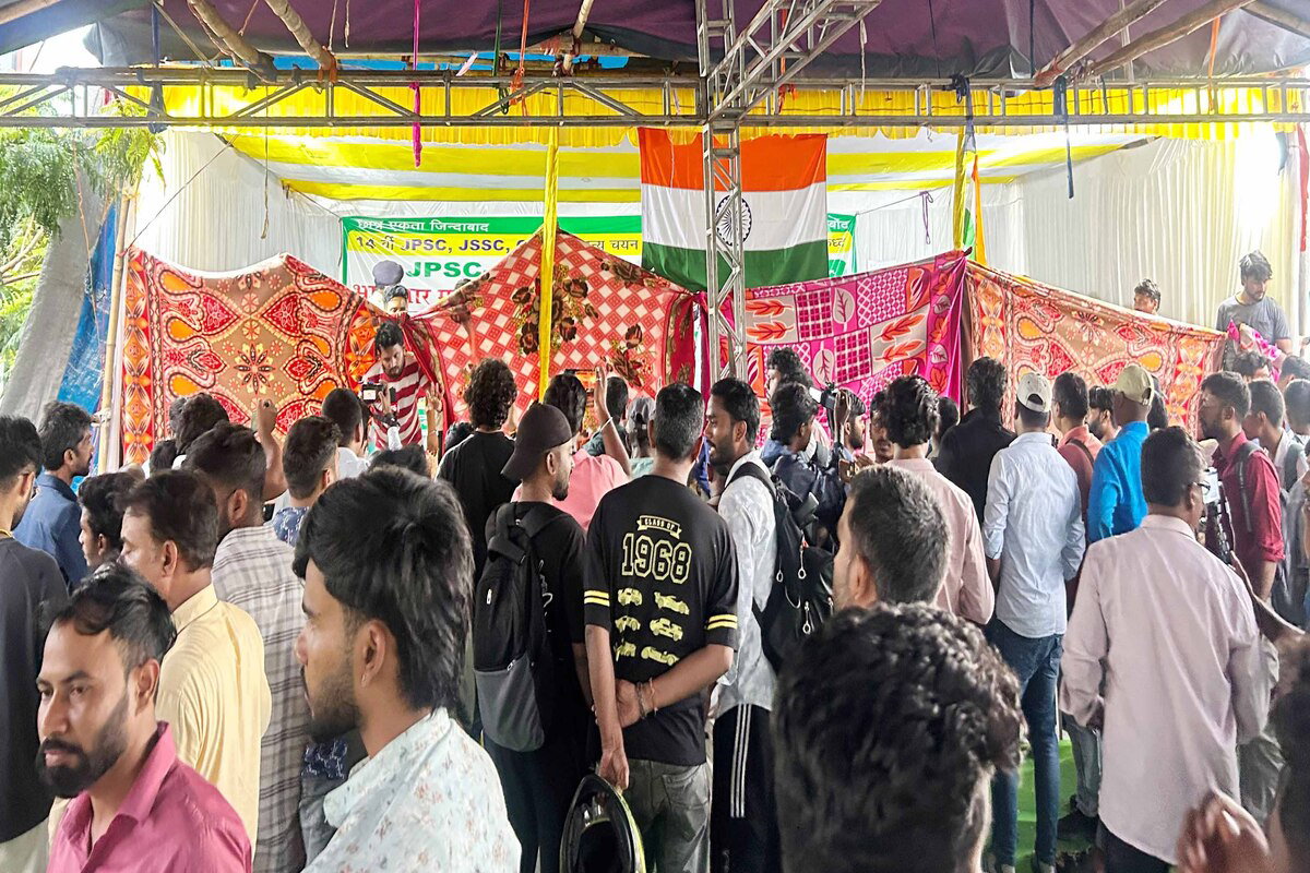 JPSC-JSSC आंदोलन : नेताओं के मंच पर चढ़ते ही भड़के छात्र, मंच छोड़ बारिश में बैठे