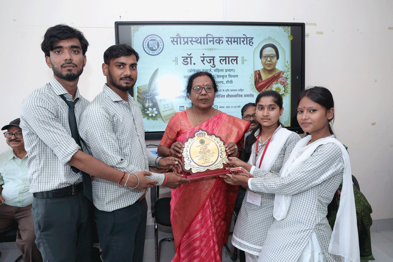 Education News : मारवाड़ी महाविद्यालय में डॉ. रंजु लाल को दी गई भावभीनी विदाई