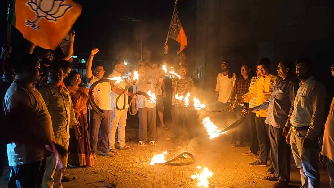 JPSC व JSSC परीक्षा में धांधली के खिलाफ बहरागोड़ा में भाजपा और भाजयुमो का मशाल जुलूस