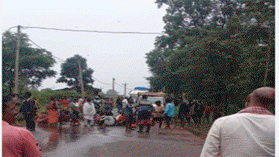 Latehar News : सड़क हादसे में युवक की मौत के बाद ग्रामीणों ने किया सड़क जाम