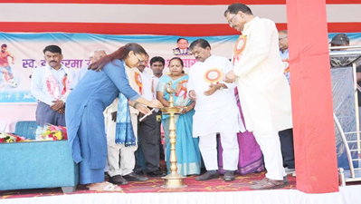 Ranchi News : डॉ. करमा उरांव स्मृति फुटबॉल टूर्नामेंट का आगाज, 28 टीमें ले रहीं हिस्सा