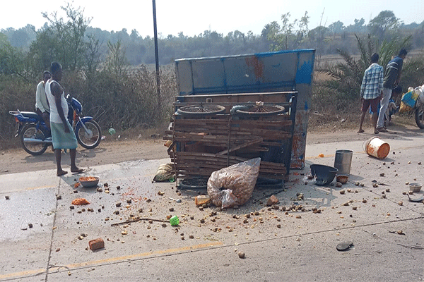 बहरागोड़ा : अनियंत्रित बाइक ने ठेले में मारी टक्कर, तीन घायल