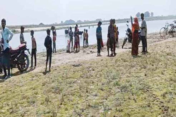 बिहार: बागमती नदी में पलटी नाव, महिला की मौत, कई लापता
