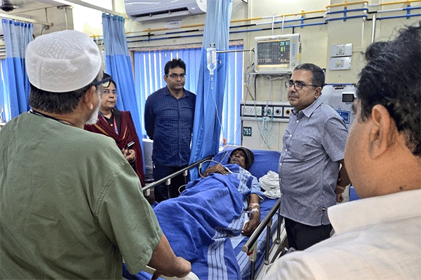 DPRO के पिता का हाल जानने मुस्कान अस्पताल पहुंचे बोकारो DC