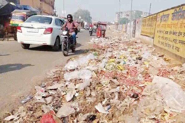 धनबाद : रेलवे स्टेशन के दक्षिणी छोर की सड़क पर कूड़े का अंबार, स्वच्छता अभियान पर उठे सवाल