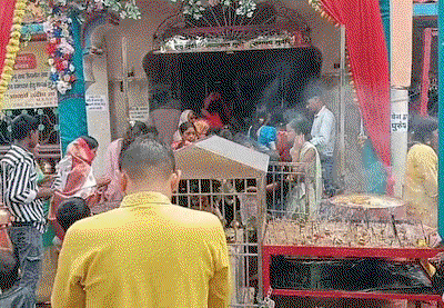 Dhanbad News : अलकडीहा बूढ़ा बाबा धाम में उमड़ा शिवभक्तों का जनसैलाब, गूंजा हर-हर महादेव का जयघोष