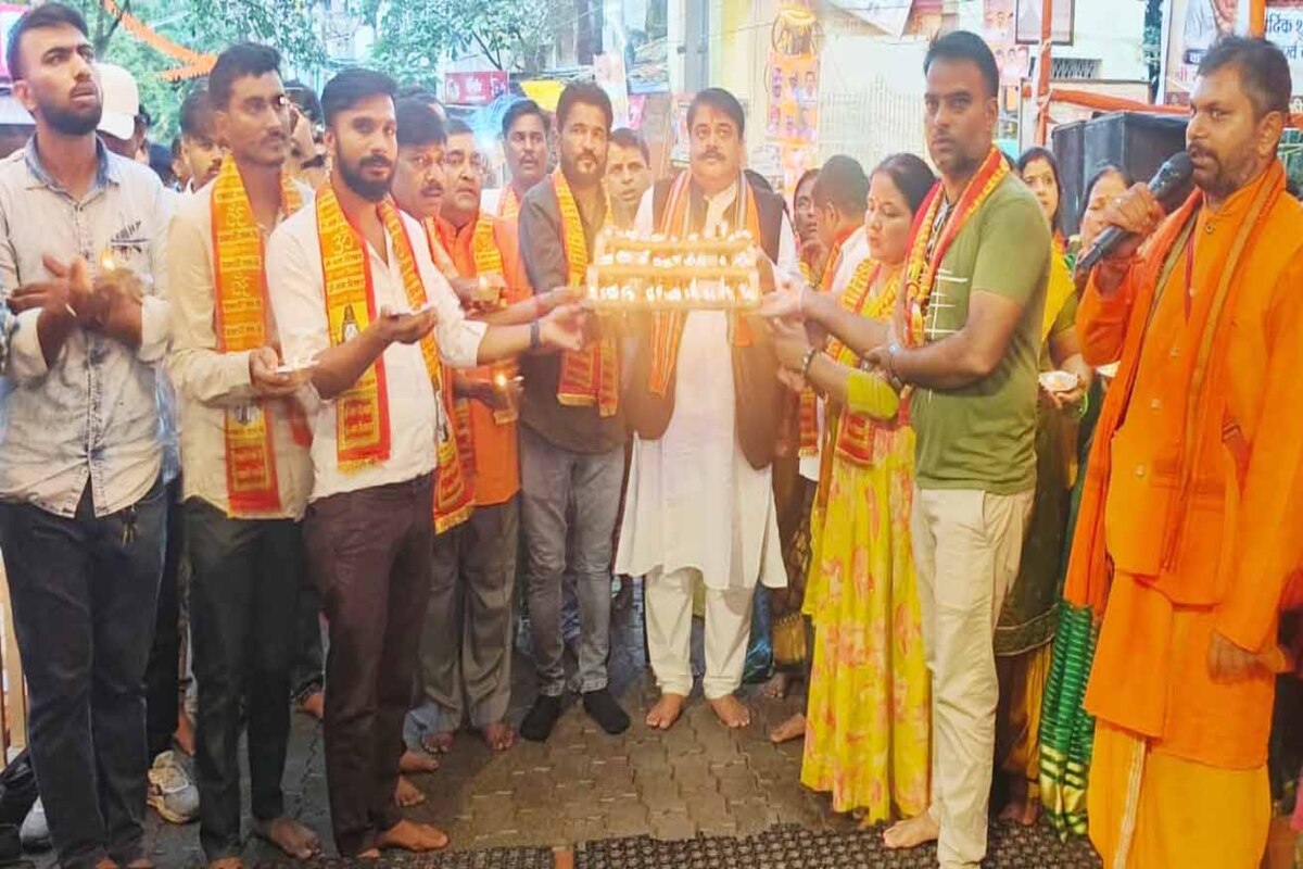 पहाड़ी बाबा की 101 दीपों से हुई संध्या महाआरती, जयकारों से गूंजा मंदिर परिसर