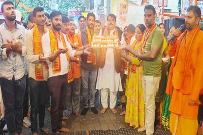 पहाड़ी बाबा की 101 दीपों से हुई संध्या महाआरती, जयकारों से गूंजा मंदिर परिसर