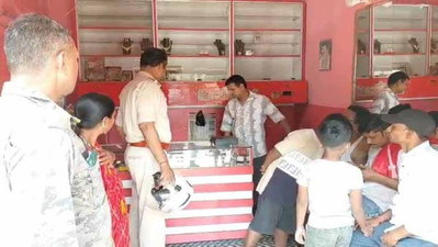 Dhanbad News : ज्वेलर्स दुकान में घुसे चोर, नकदी समेत 3 लाख की संपत्ति ले उड़े