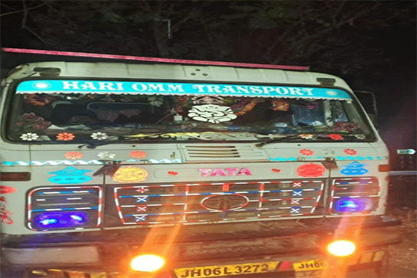 चक्रधरपुर: एसडीओ ने छापेमारी कर अवैध बालू लदे तीन हाईवा व दो डंपर किया जब्त