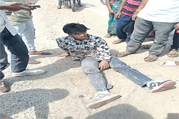 लातेहार : स्‍टंटबाजों से लोग परेशान, एक बाइक सवार स्‍टंटबाज का पैर टूटा