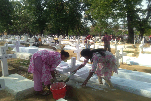 ईसाई समुदाय ने की पूर्वजों के कब्रों की सफाई, 5 को करेंगे फूल अर्पित