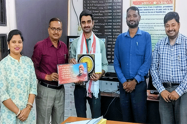 मारवाड़ी कॉलेज के छात्र प्रणव राम तिवारी संसद के सर्वश्रेष्ठ वक्ता का खिताब मिलने पर सम्मानित