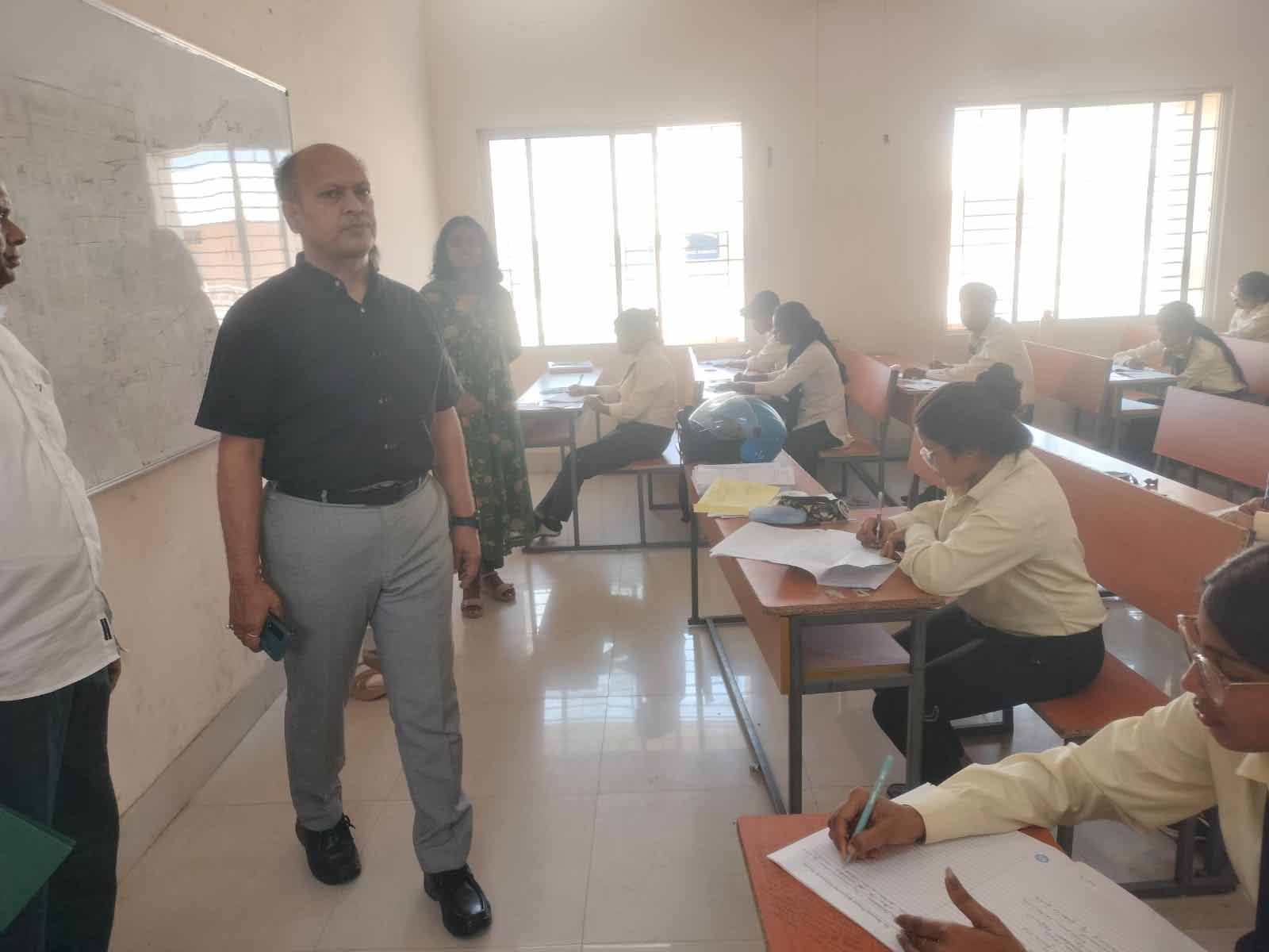रांची : DSPMU कुलपति ने किया स्नातकोत्तर परीक्षा का निरीक्षण, व्यवस्थाओं का लिया जायजा