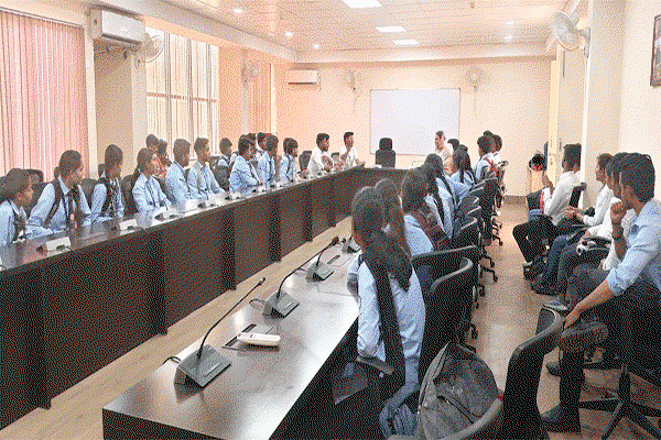 Eduction News  : DSPMU में 100% फीस वृद्धि के खिलाफ छात्रों का उग्र प्रदर्शन