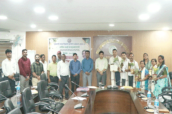 Chaibasa News : पांच स्कूलों के प्रिंसिपल को डीसी ने किया सम्मानित