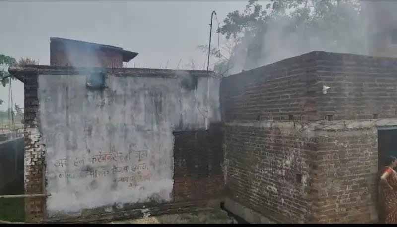 Koderma : जमीन विवाद में युवक की मौत के बाद भड़का ग्रामीणों का गुस्सा, आरोपी के घर में लगाई आग