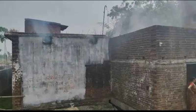 Koderma : जमीन विवाद में युवक की मौत के बाद भड़का ग्रामीणों का गुस्सा, आरोपी के घर में लगाई आग