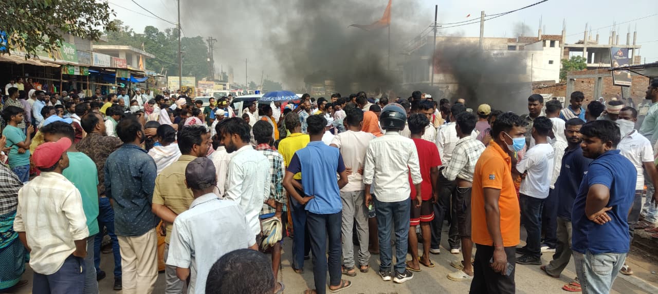 Ranchi News : रोहित मिर्धा की हत्या के विरोध में रांची-डाल्टनगंज सड़क जाम